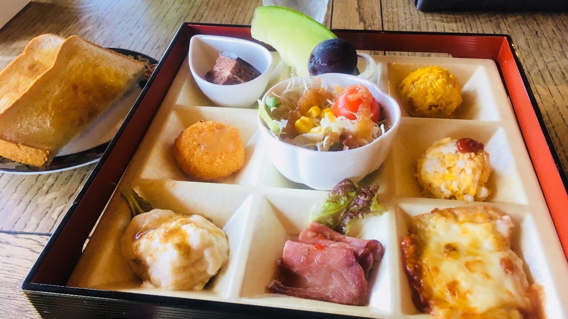和歌山でインスタ映えするカフェ「純喫茶 リエール」で人気のふわふわワッフルと贅沢モーニングを食べよう！