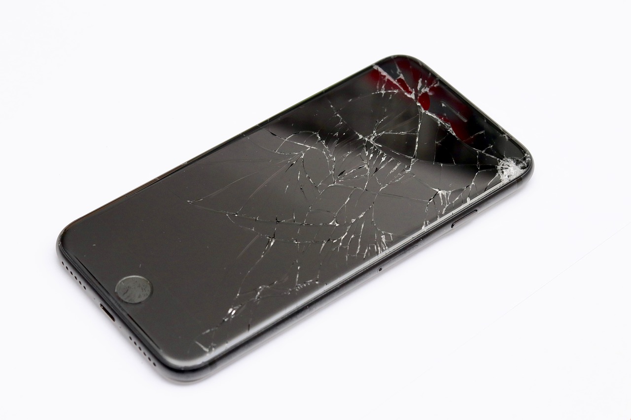 スマホ画面はバキバキにひび割れしやすい！？iPhoneやAndroidのガラス画面が割れるのを防ぐ方法・予防対策！【ディスプレイ交換修理後も忘れずケアを】